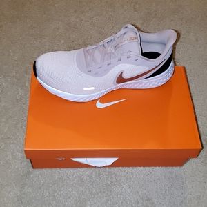 Nike Revolution 5